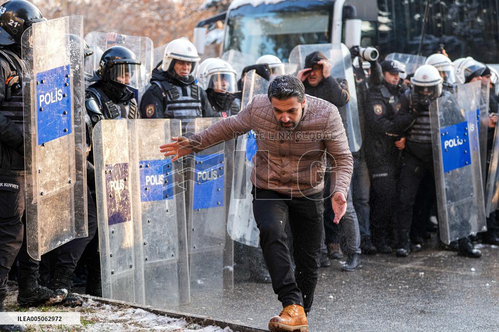 Kurds Protest Syrian Attacks - Turkey