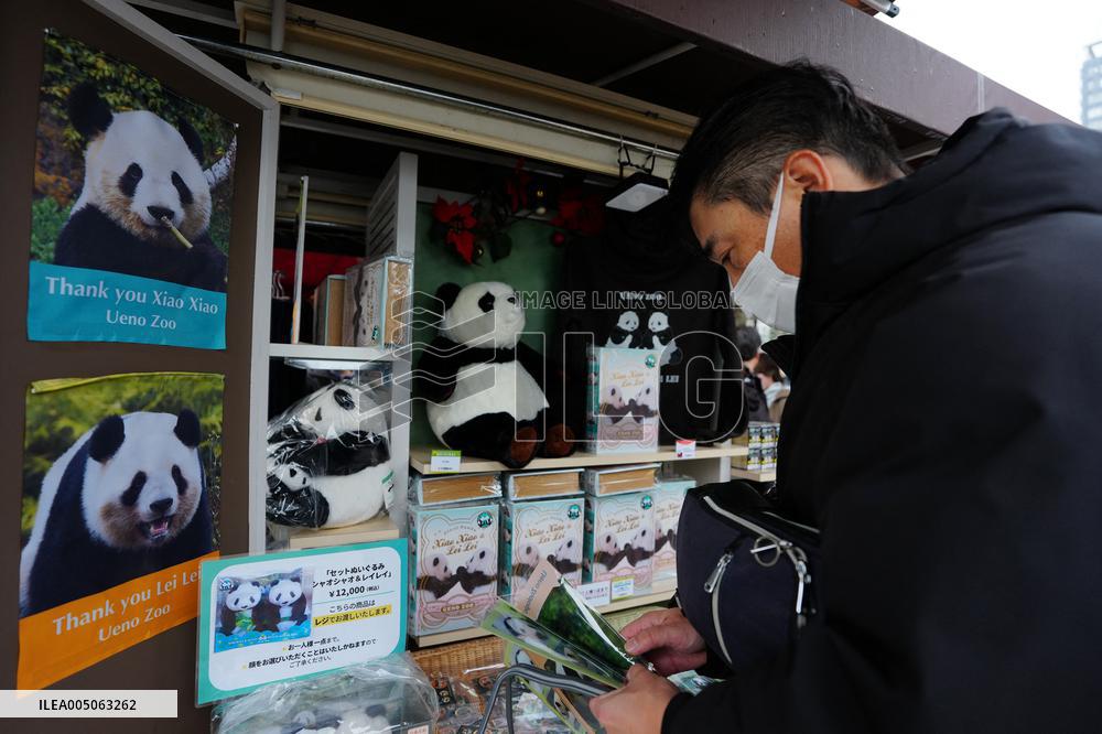 Giant Panda Returns to China - Tokyo