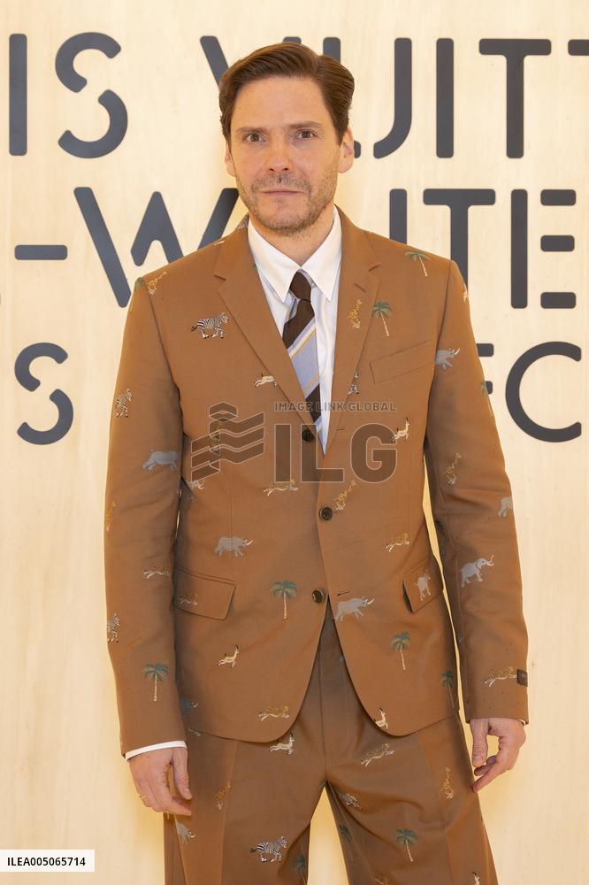 PFW Louis Vuitton Photocall EB