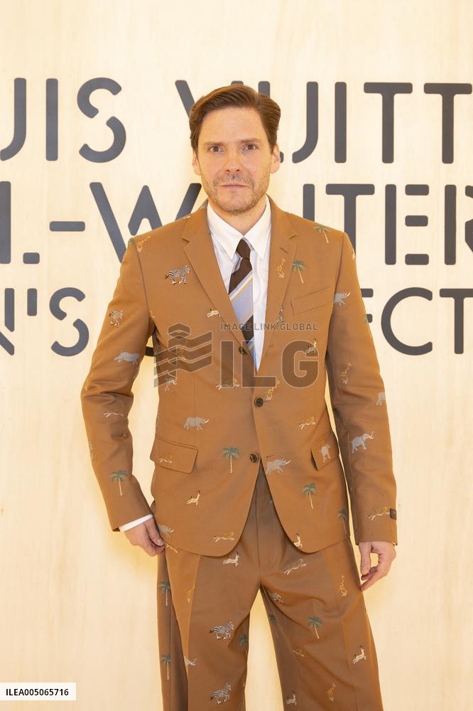 PFW Louis Vuitton Photocall EB