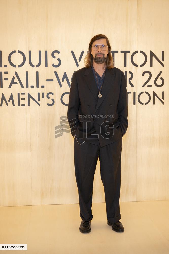 PFW Louis Vuitton Photocall EB