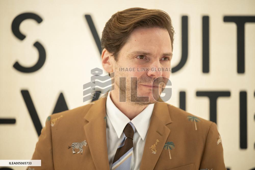 PFW Louis Vuitton Photocall EB