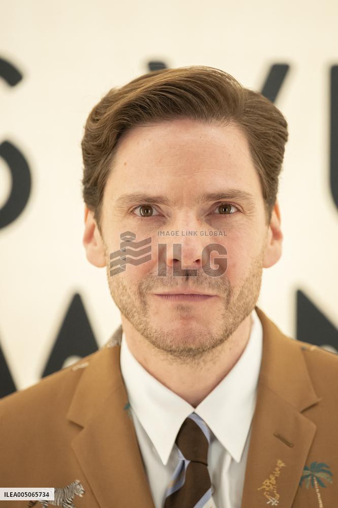 PFW Louis Vuitton Photocall EB