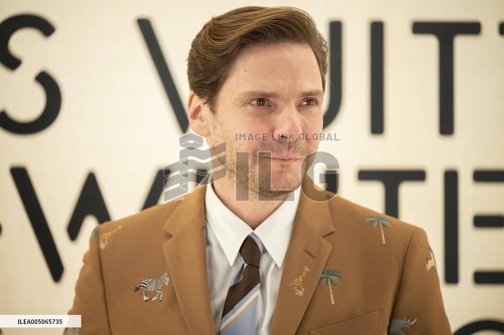 PFW Louis Vuitton Photocall EB