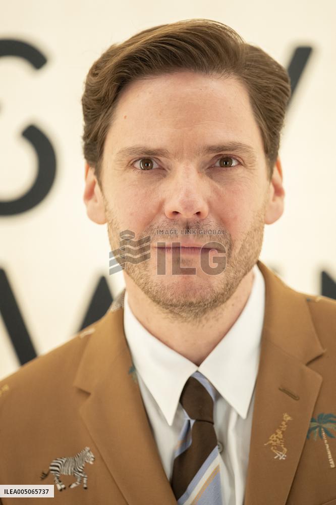 PFW Louis Vuitton Photocall EB