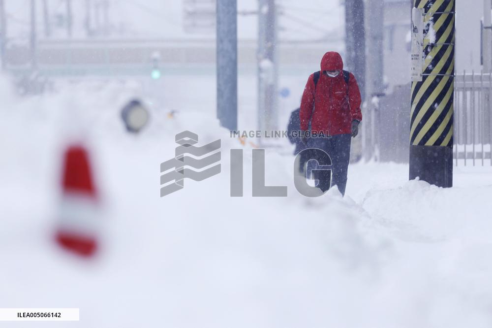 eavy snowfall in Japan