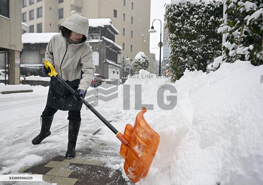 Heavy snowfall in Japan
