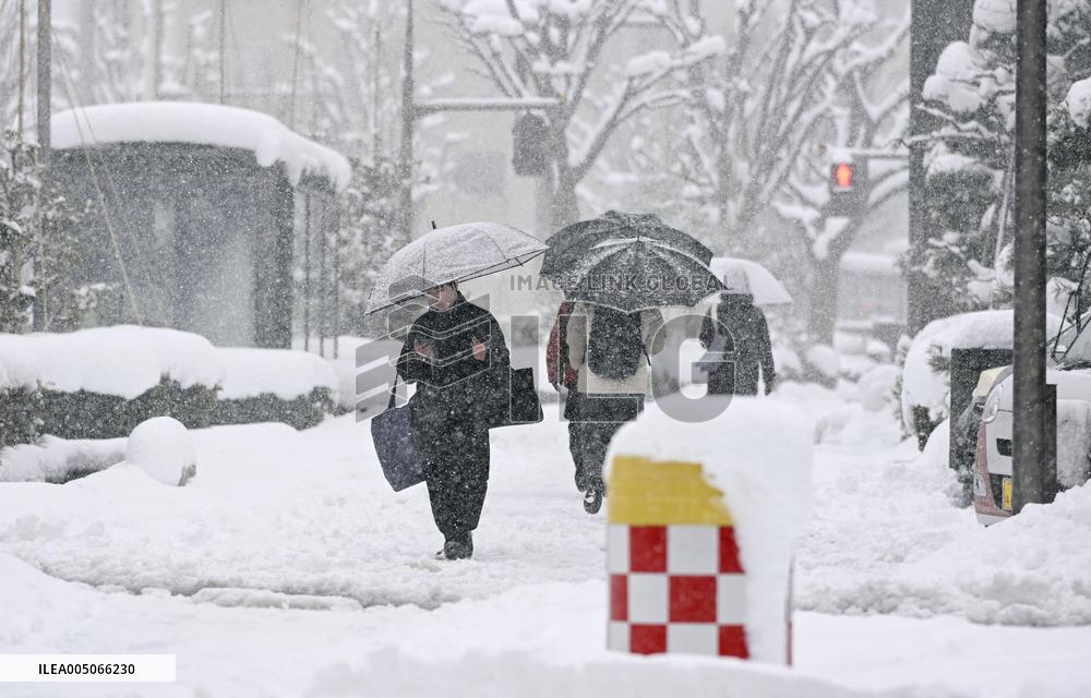 Heavy snowfall in Japan