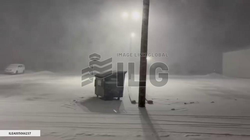 US: Blowing Snow and Gusty Winds Sweep Iowa