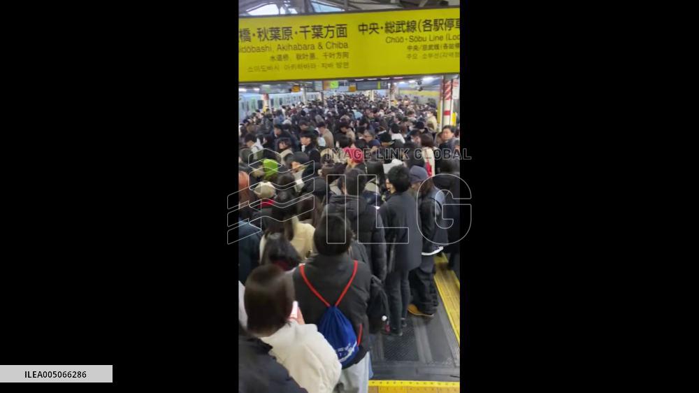 Japan: Massive Crowding at Stations After Knife Scare on Saikyo Line