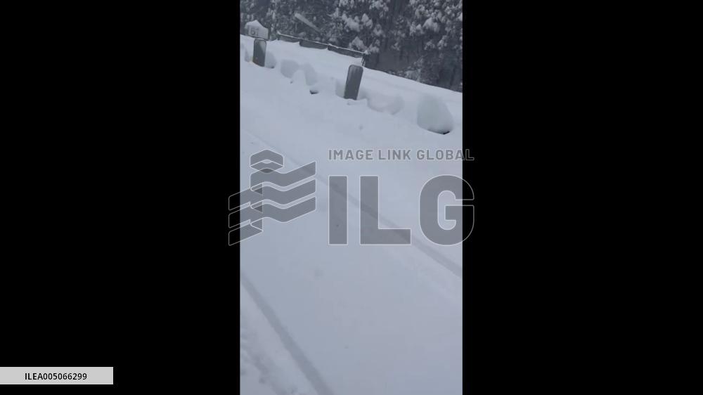 Japan: Hundreds of Vehicles Stranded on Hokuriku Expressway Amid Record Snowfall in Fukui