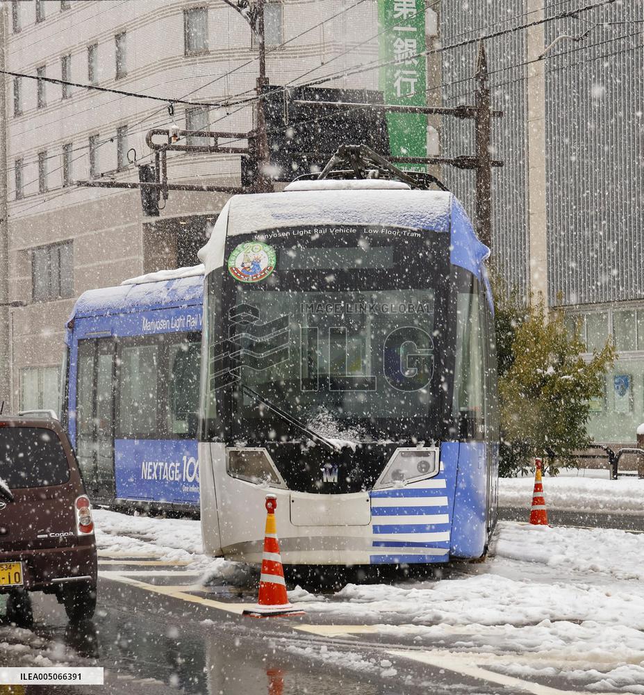 Streetcar derails amid snow in Toyama Pref.