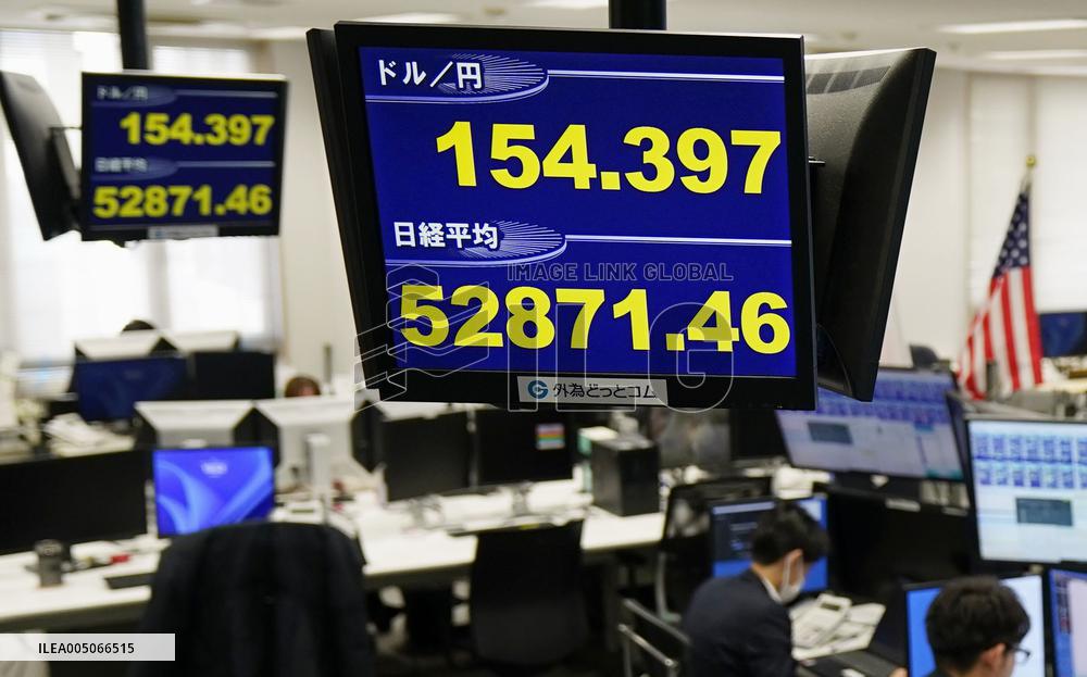 Dollar tumbles in Tokyo