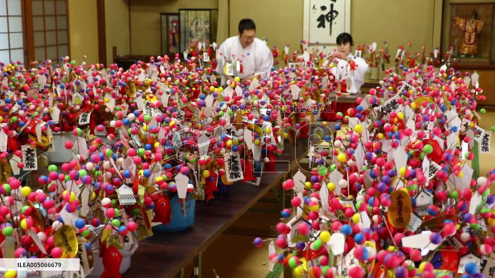 [Breaking News]Making of lucky charms at western Japan shrine