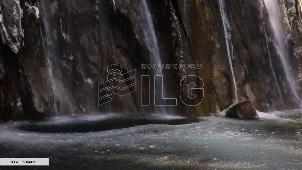 [Breaking News]Frozen waterfall in western Japan