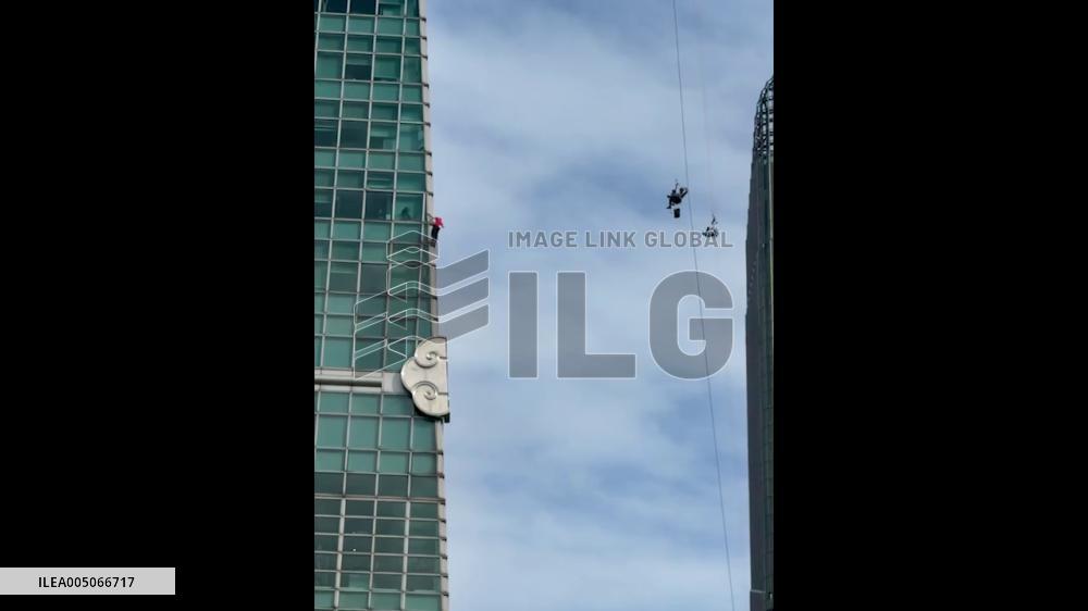 Taiwan: American Climber Alex Honnold Scales Taipei 101 Without Safety Gear