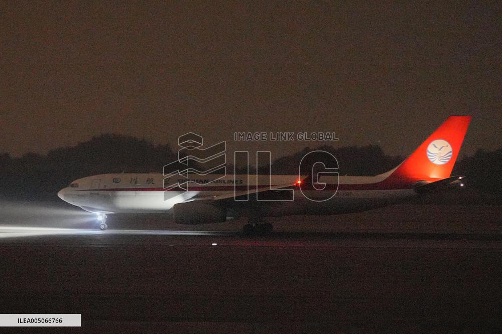 Twin giant pandas' arrival in China from Japan