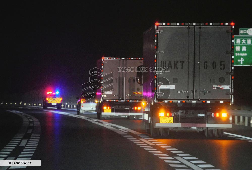 Twin giant pandas' arrival in China from Japan