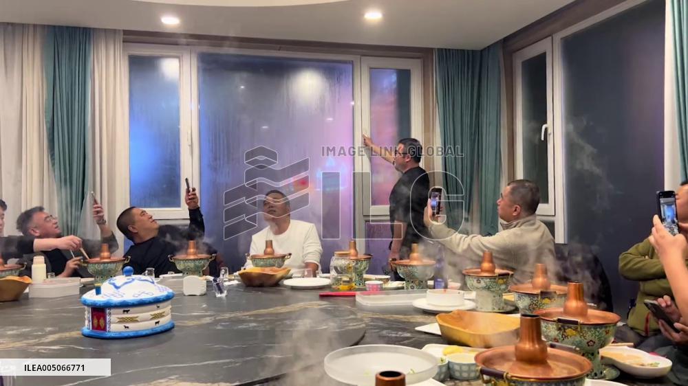 China: Restaurant Instantly Fills With Thick Fog as Window Opens in Extreme Cold