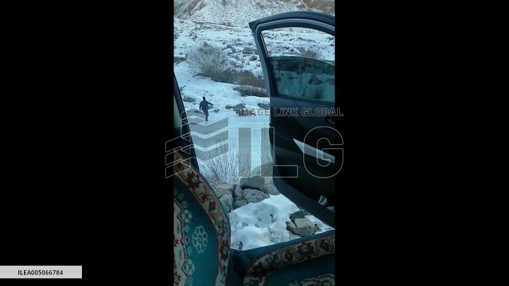 China: Herder Rescues Wild Animal Trapped on Slippery Ice in Xinjiang