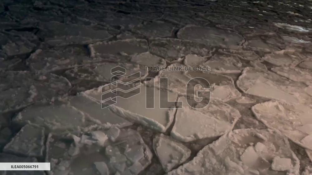 US: Ice Floes Cover NYC Rivers After Snowstorm