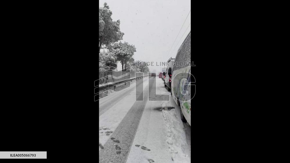 Spain: Storm Kristin Brings Snow to Madrid Causing Traffic Disruptions 5