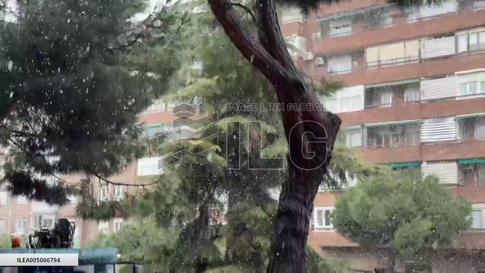 Spain: Storm Kristin Brings Snow to Madrid Causing Traffic Disruptions 4