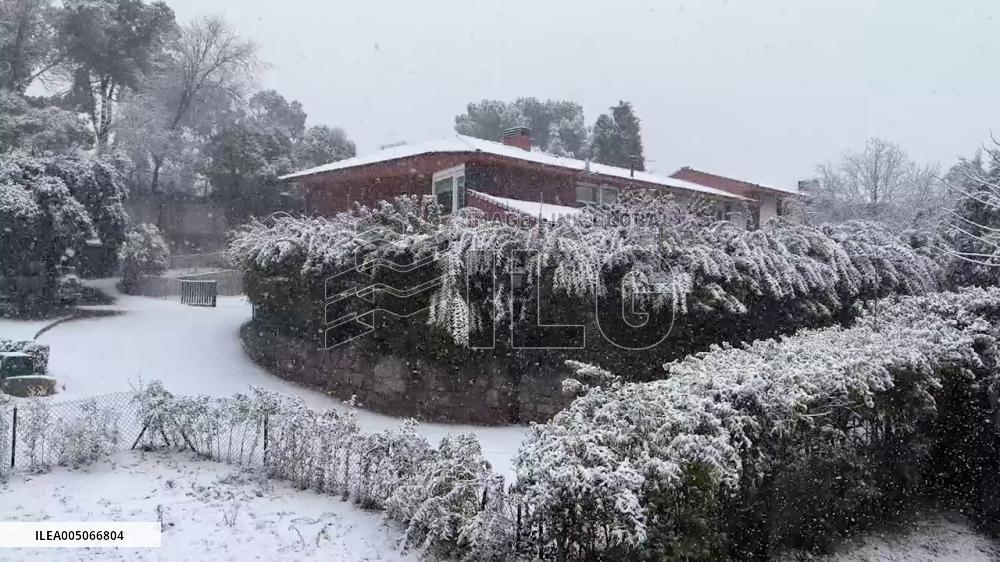 Spain: Storm Kristin Brings Snow to Madrid Causing Traffic Disruptions 9