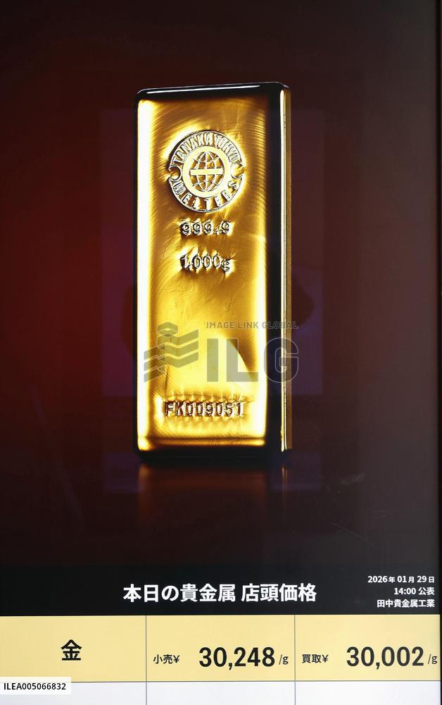 Gold price tops 30,000 yen