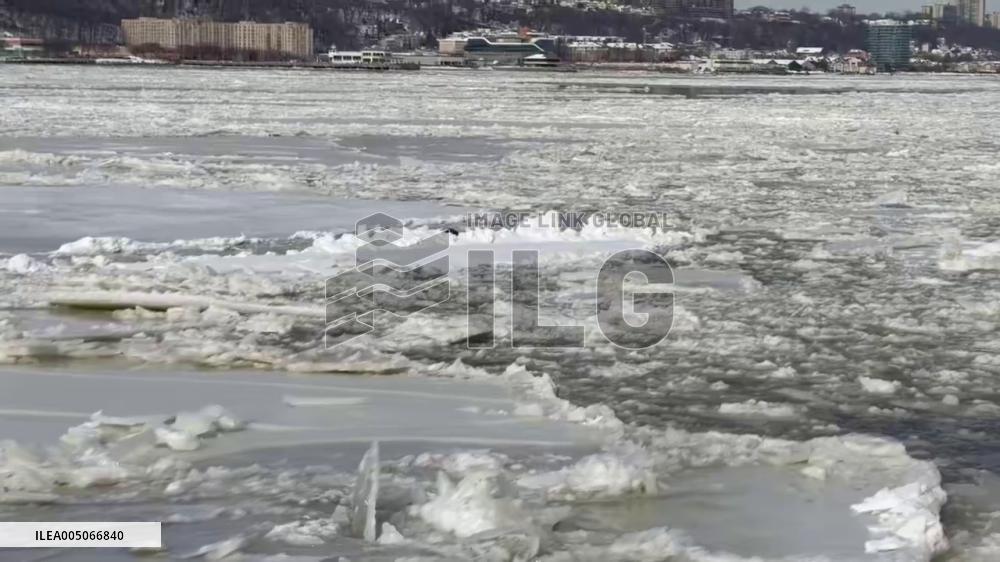 US: Ice Floes Cover NYC Rivers After Snowstorm 3