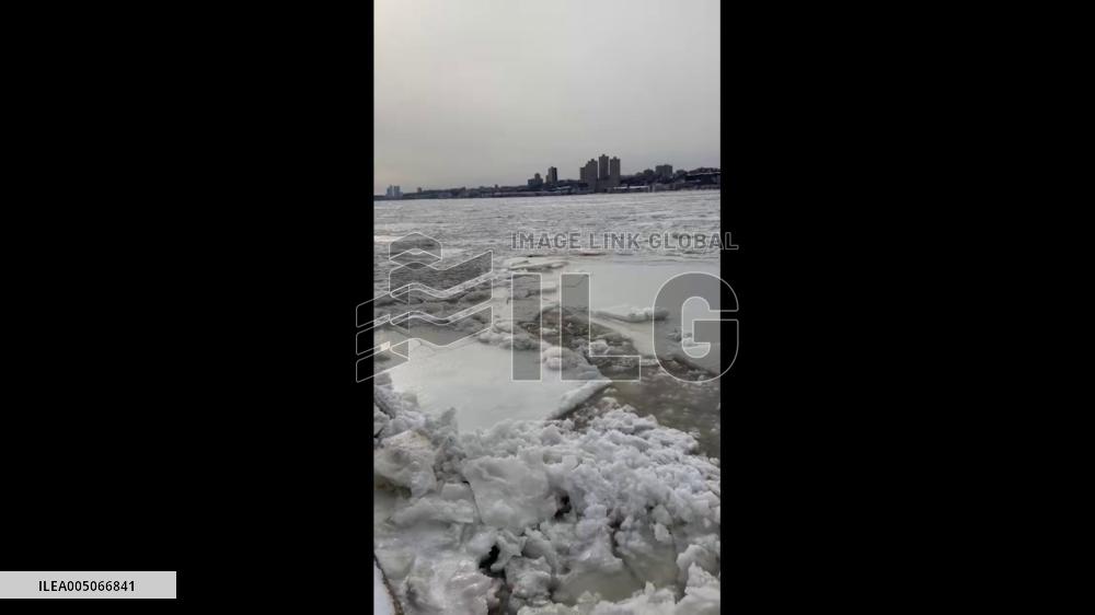 US: Ice Floes Cover NYC Rivers After Snowstorm 2