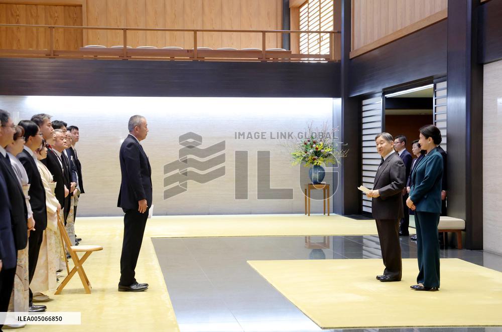 Emperor meets with awardees at Imperial Palace