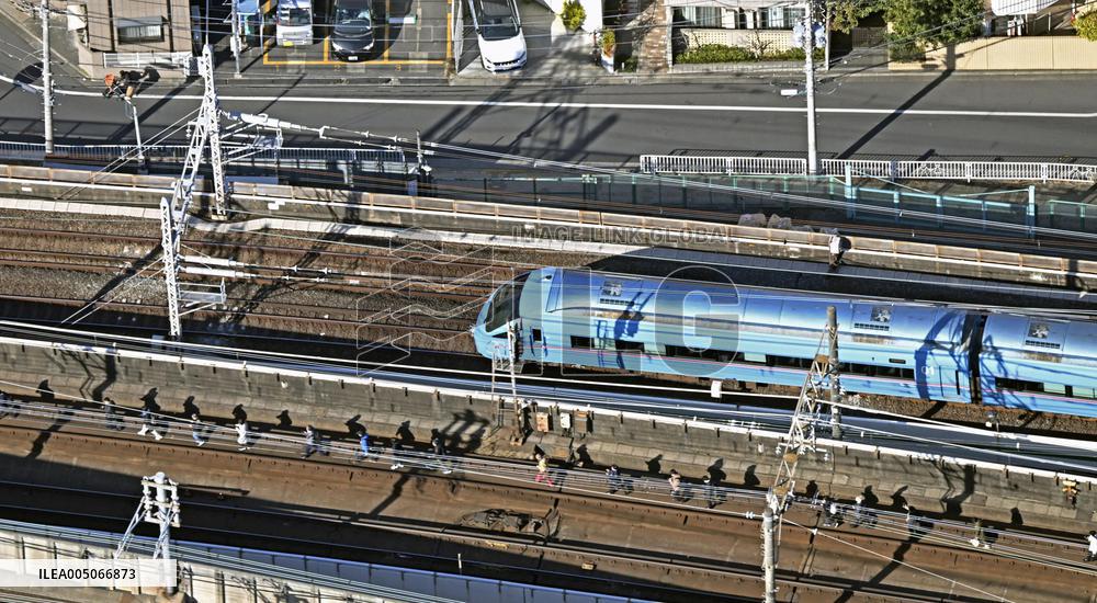 Power outage disrupts train services in Tokyo
