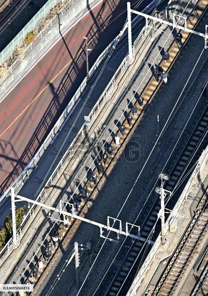 Power outage disrupts train services in Tokyo