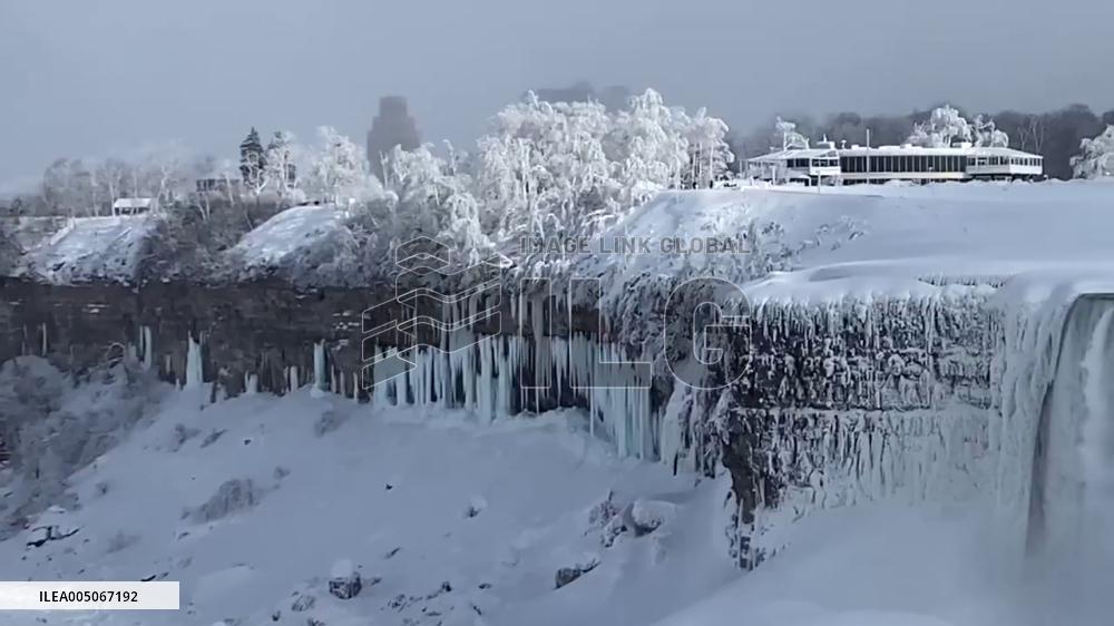 Arctic Blast Turns Niagara Falls Into Icy Winter Spectacle 2