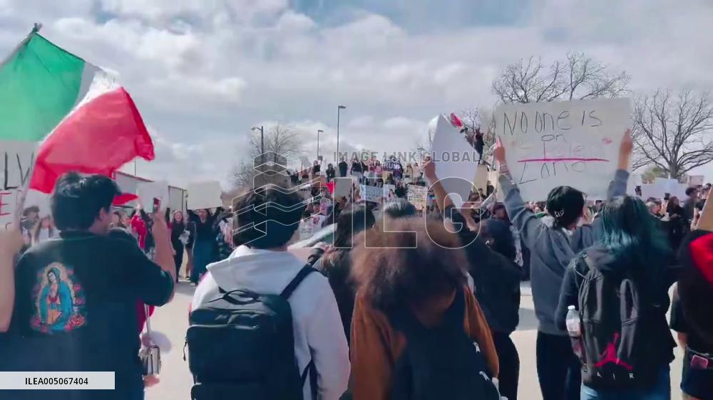 US: Hundreds of Texas High School Students Walk Out to Protest ICE 3