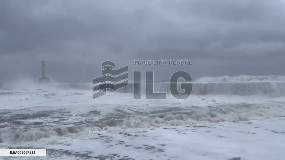 UK: Waves Pound Aberdeen Coastline Amid Unsettled Winter Weather