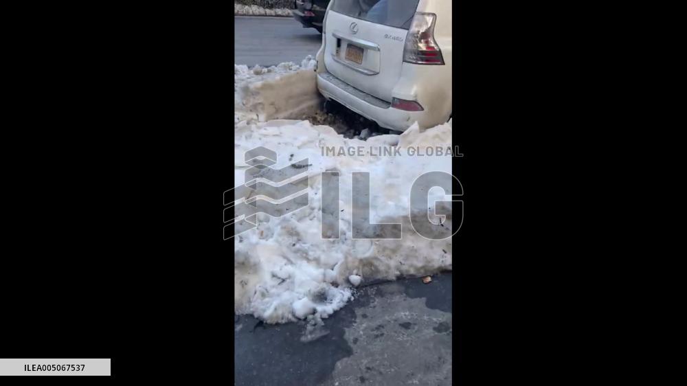 US: Trash Piles Up in NYC as Collection Falls Behind Due to Snow 2