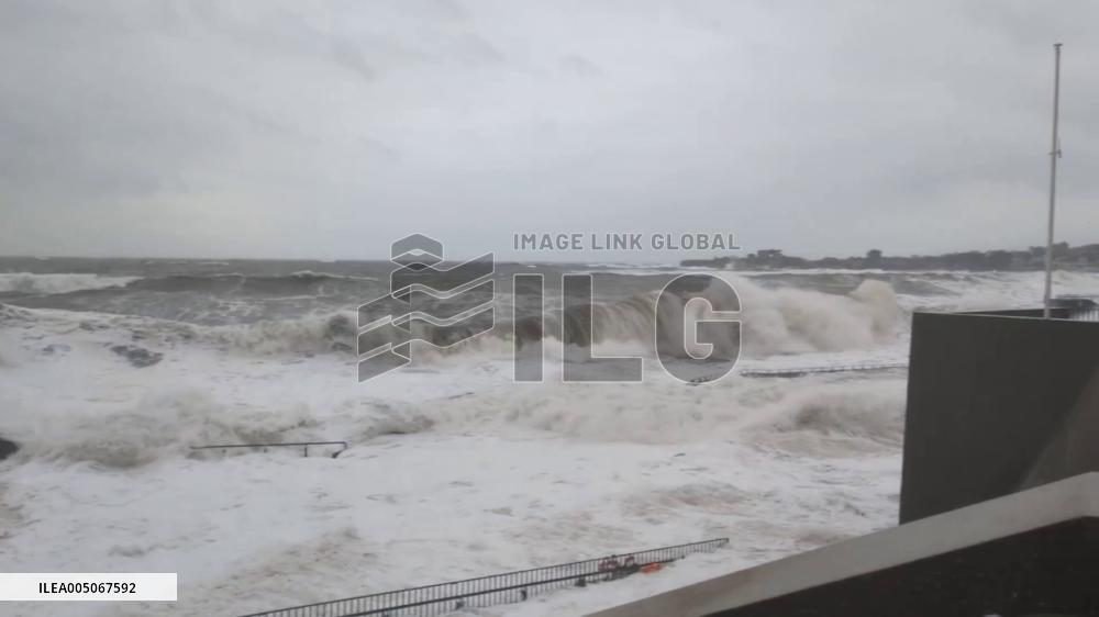 Ireland: Strong Winds Send Huge Waves Crashing Along Dublin Coast 2