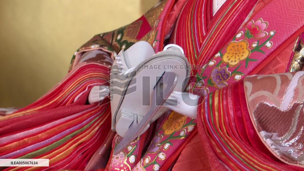 Traditional "hina" dolls featuring big names in Japan