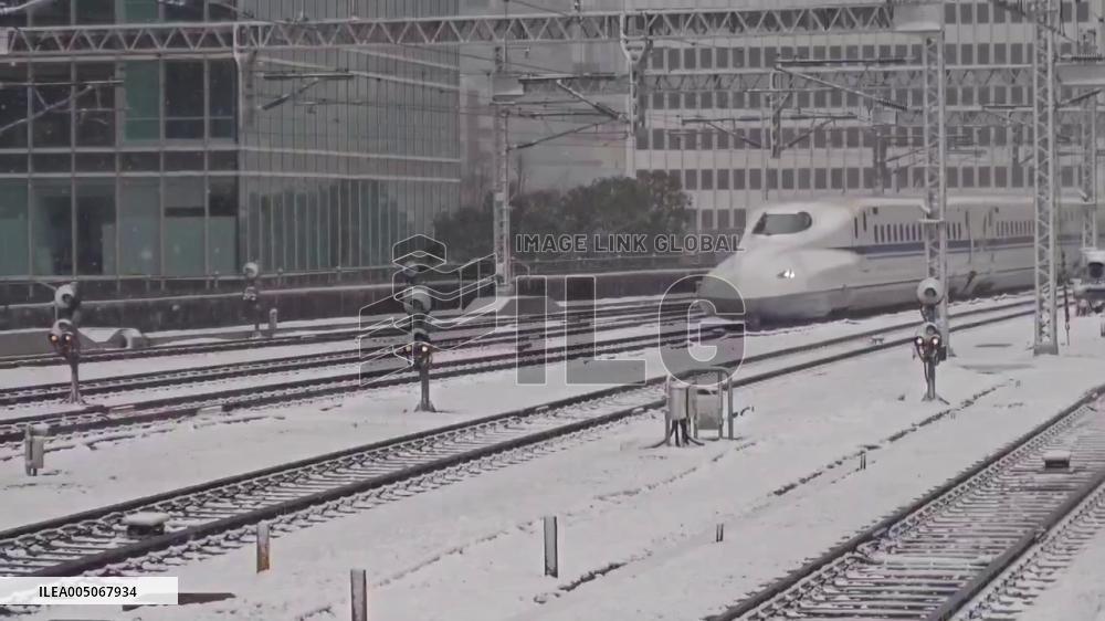 Japan: Tokyo Sees Significant Snow Accumulation Amid Widespread Winter Storm 4