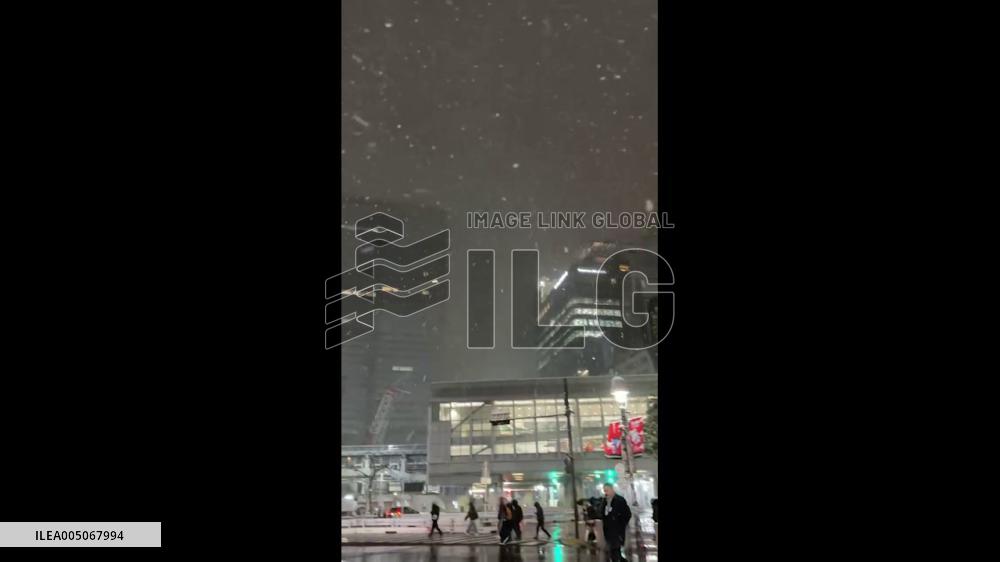 Japan: Tokyo Sees Significant Snow Accumulation Amid Widespread Winter Storm 6