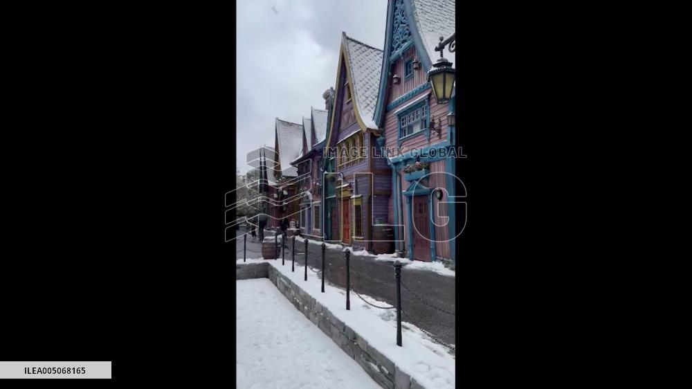 Japan: Anna And Elsa Bring ‘Frozen’ Magic to Tokyo Disneyland Amid Snowfall