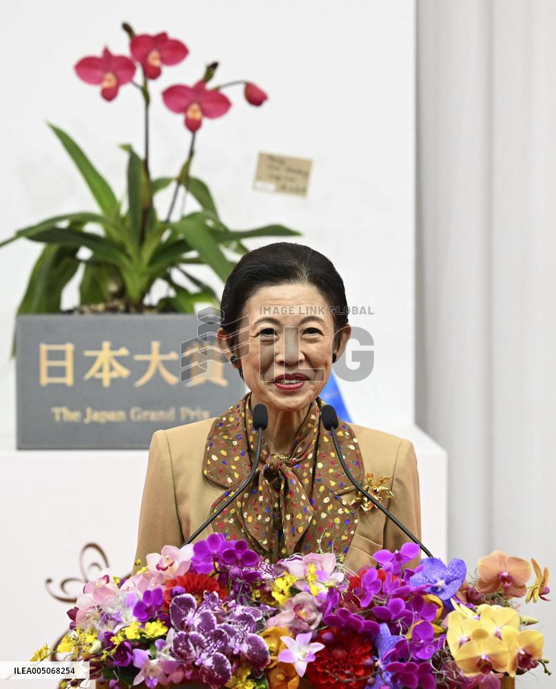 Princess Hisako visits international orchid show