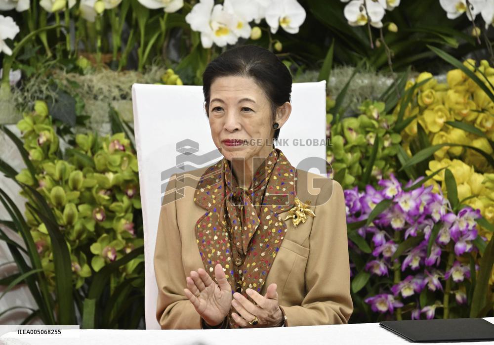 Princess Hisako visits international orchid show