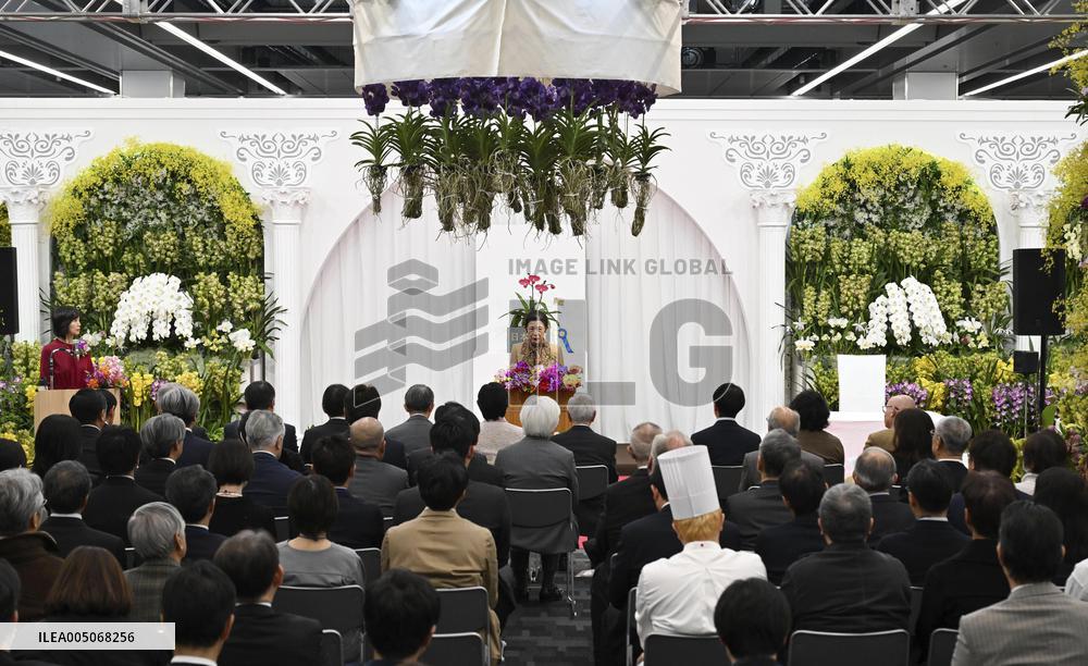 Princess Hisako visits international orchid show