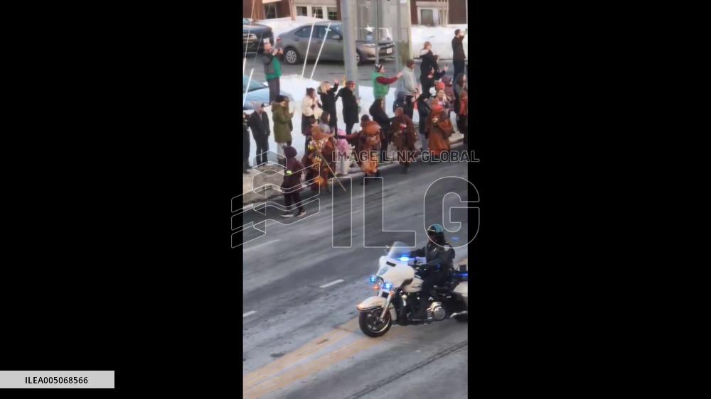 US: Buddhist Monks Draw Crowds as “Walk for Peace” Passes Through Arlington 2