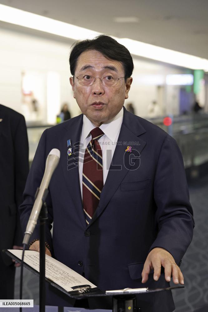 Japan trade minister Akazawa off to U.S.
