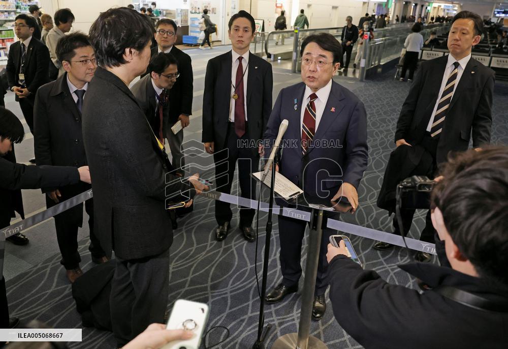 Japan trade minister Akazawa off to U.S.