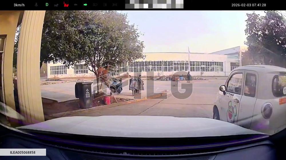 China: Electric Vehicle Rolls Away After Elderly Man Gets Out in Anhui